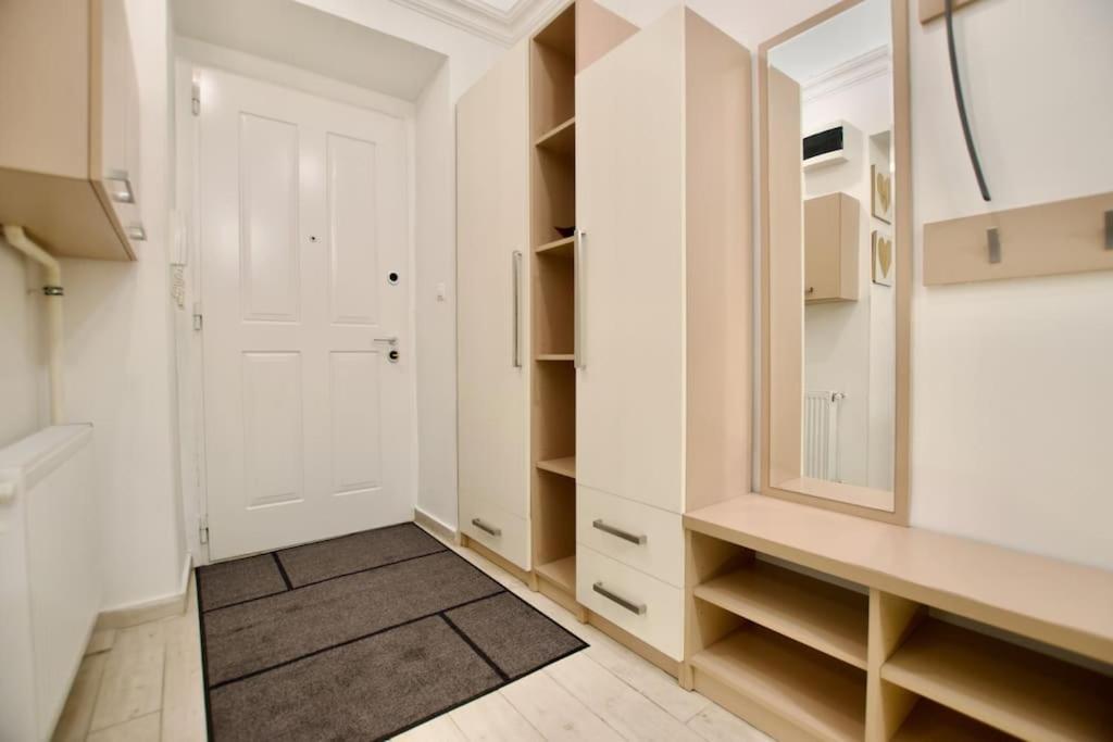 בודפשט Standard Apartment By Hi5- Podmaniczky Street מראה חיצוני תמונה