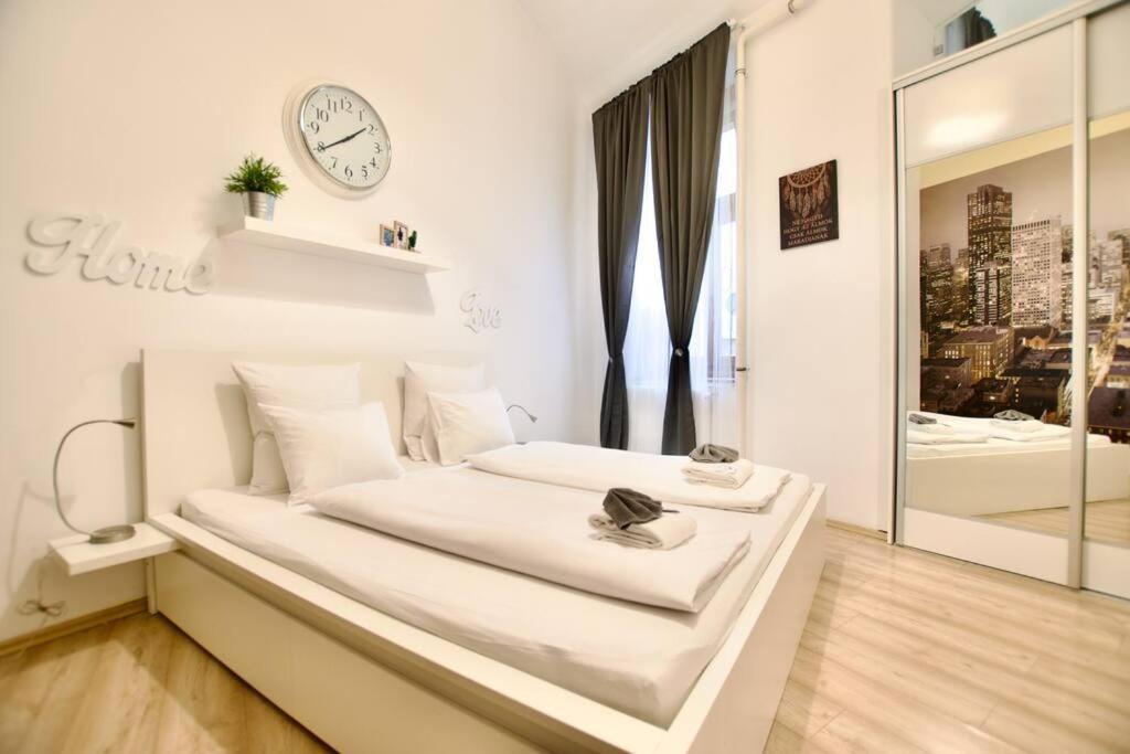 בודפשט Standard Apartment By Hi5- Podmaniczky Street מראה חיצוני תמונה