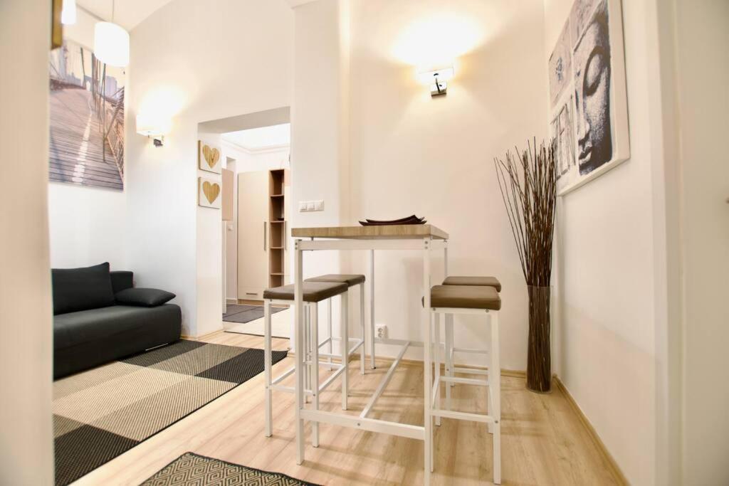 בודפשט Standard Apartment By Hi5- Podmaniczky Street מראה חיצוני תמונה